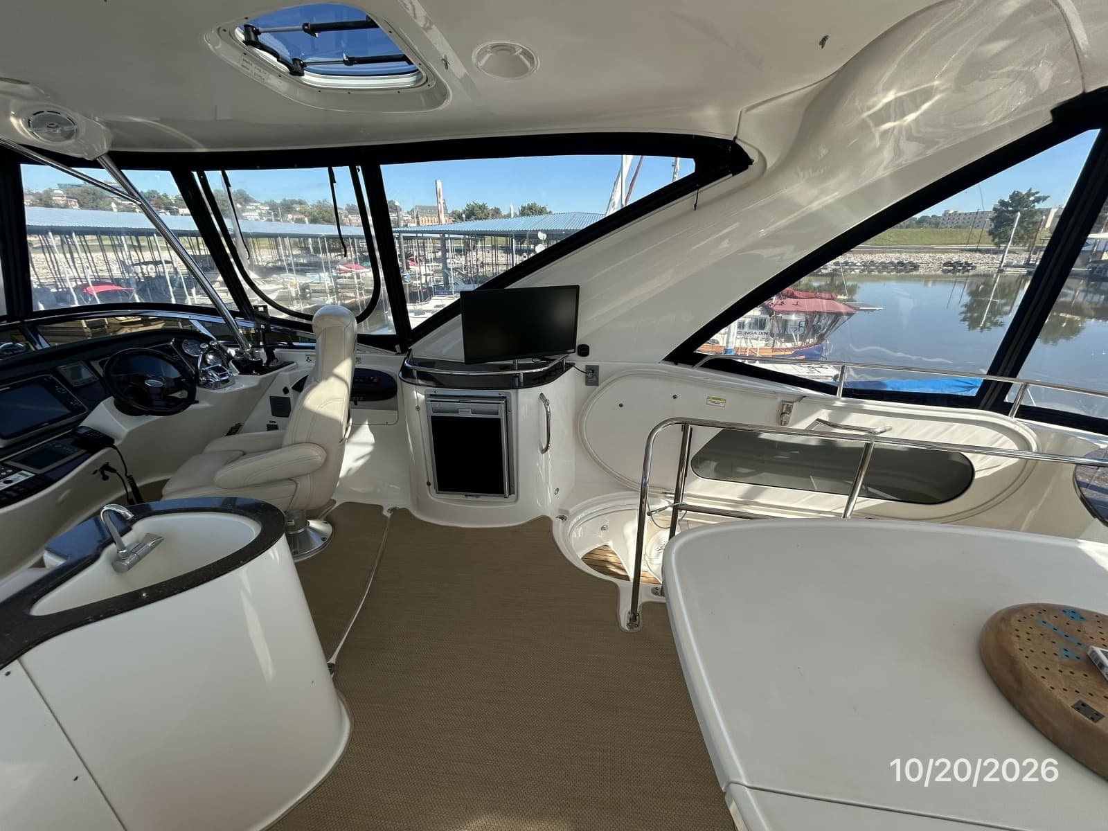 Meridian 441 flybridge starboard