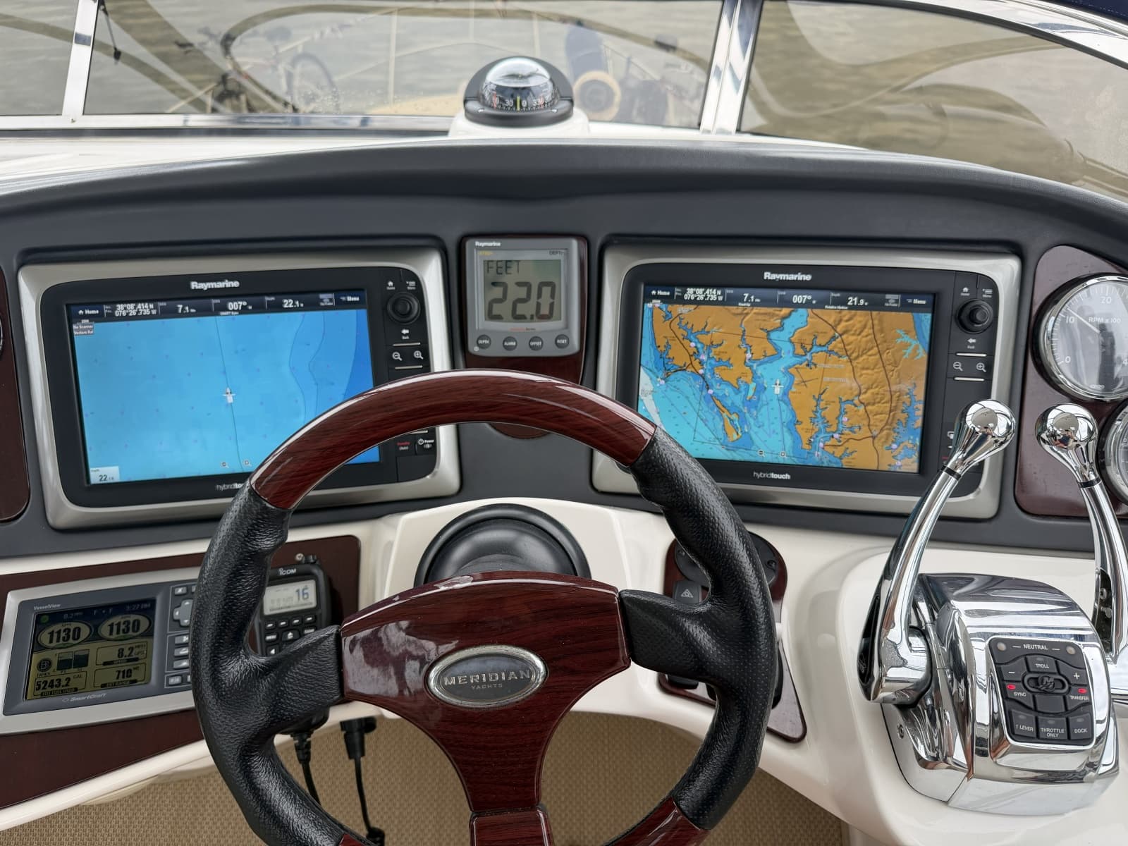 Meridian 441 flybridge helm3