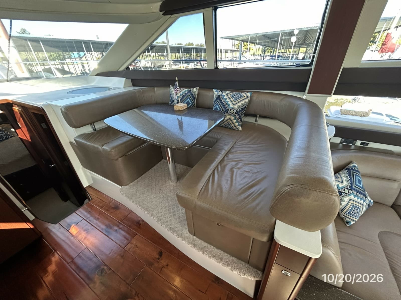 Meridian 441 salon dinette1