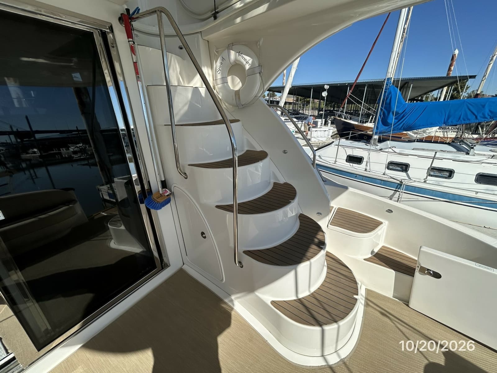 Meridian 441 aftdeck-flybridge stairs
