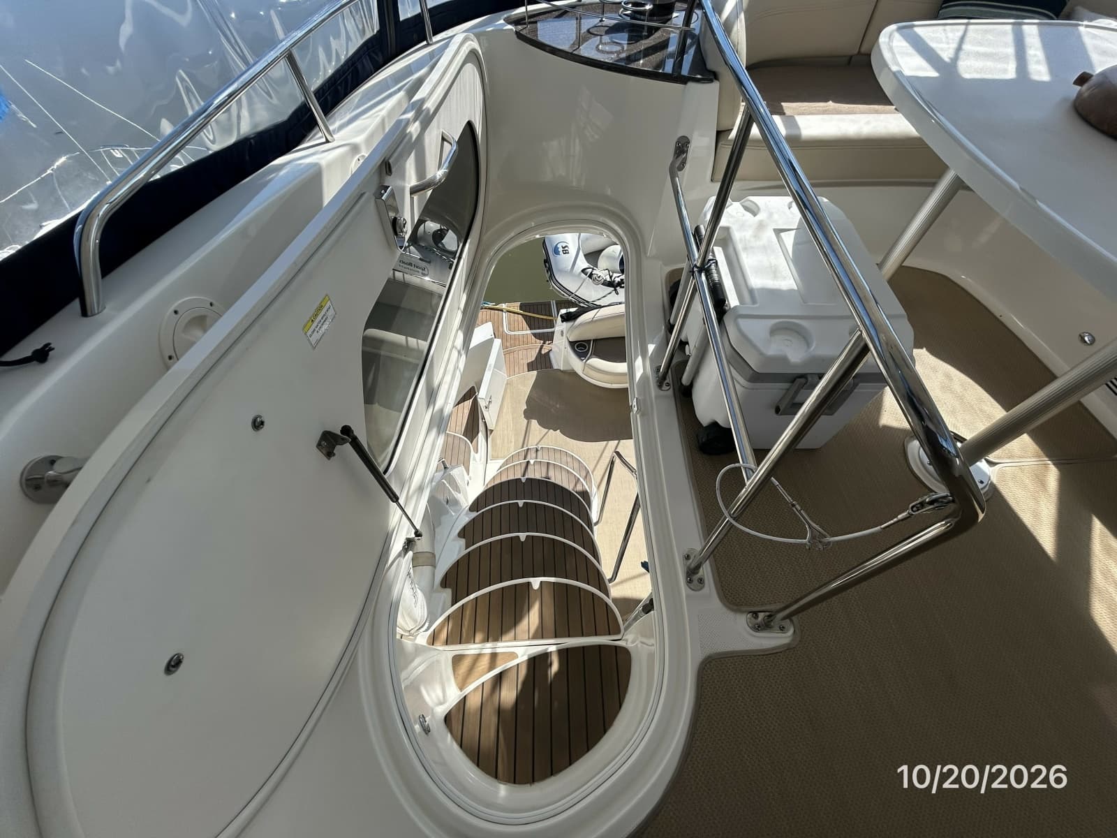 Meridian 441 flybridge-aftdeck stairs