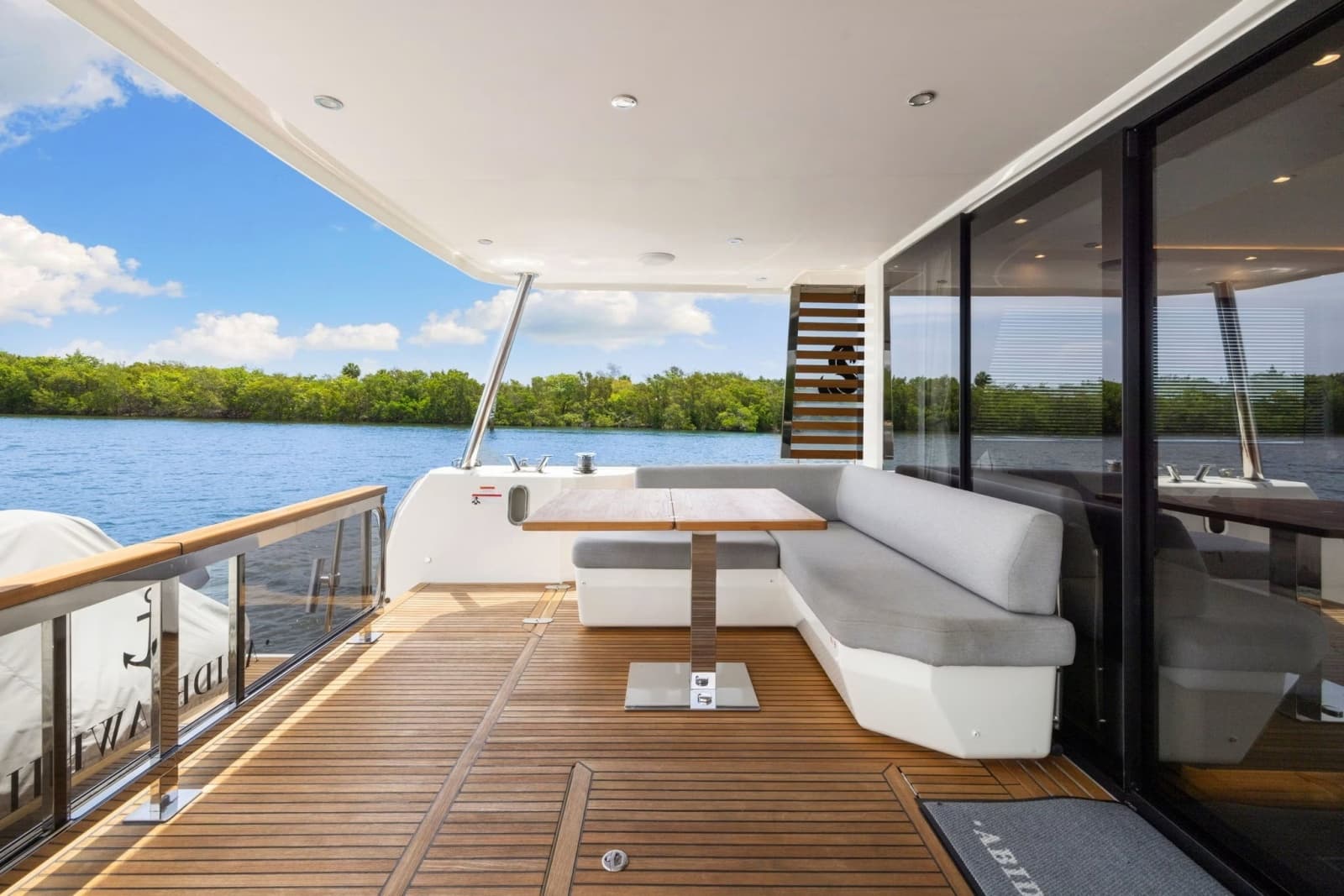 2022 Beneteau Grand Trawler 62