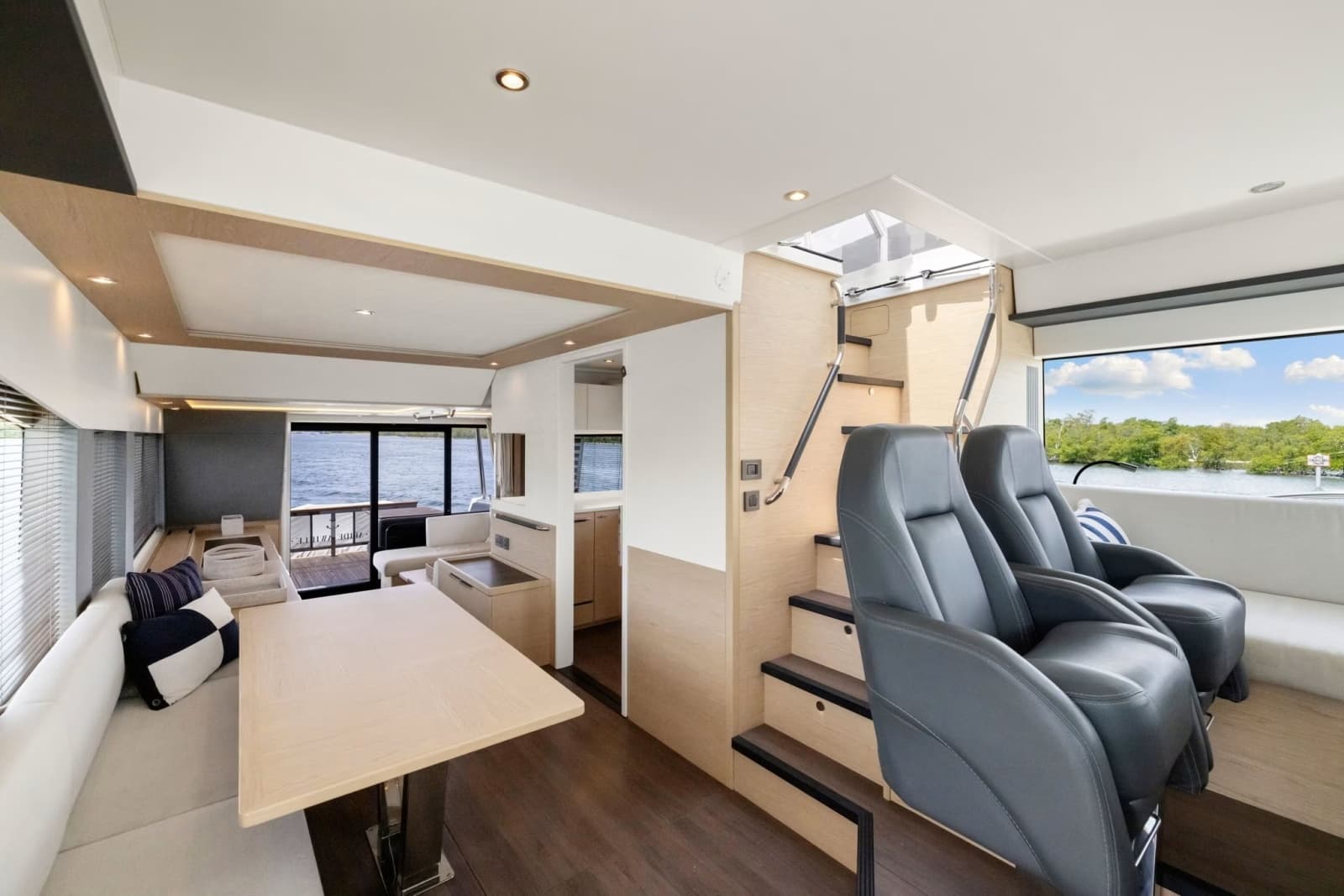 2022 Beneteau Grand Trawler 62