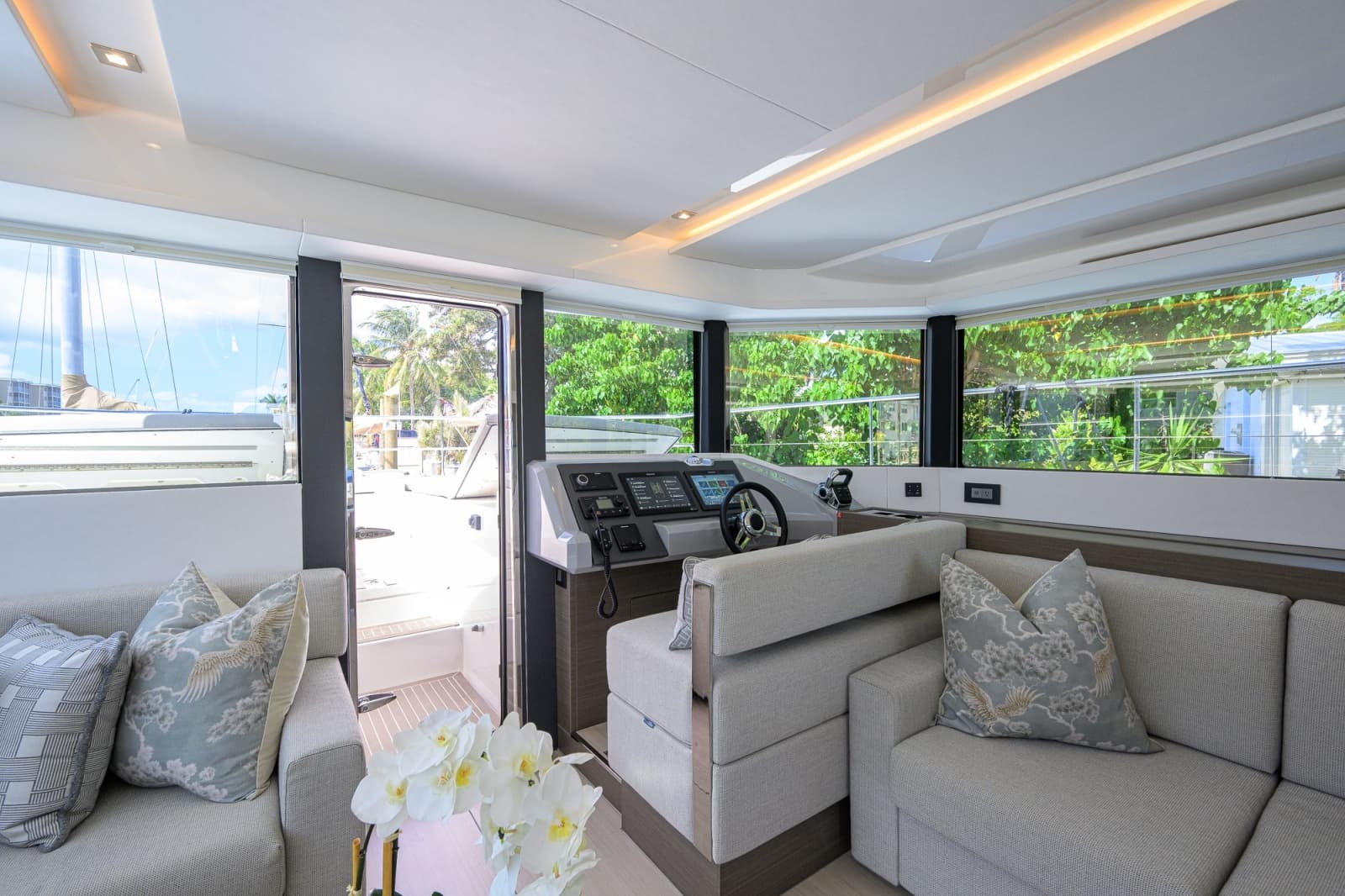 Salon and Helm