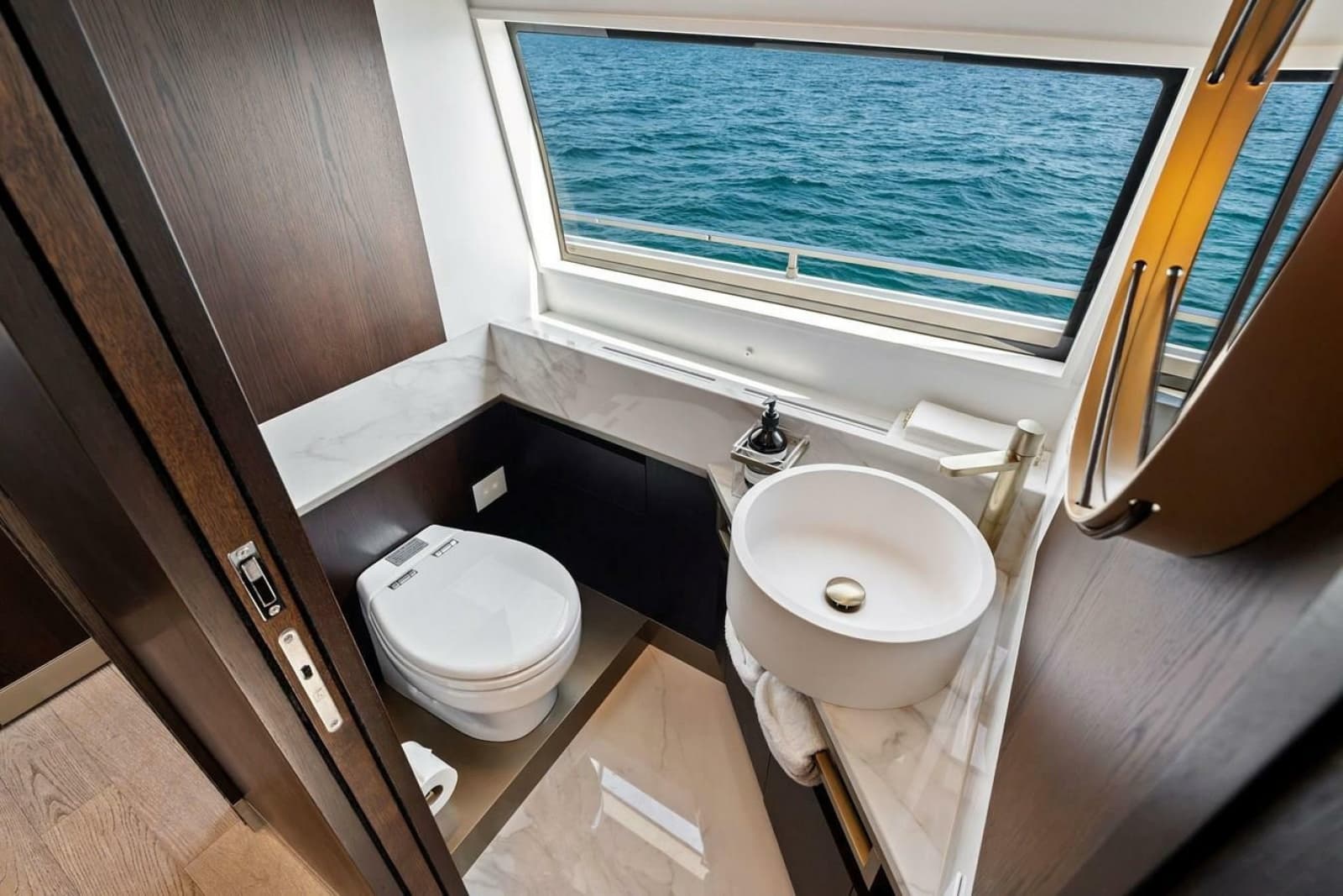 2022 Ferretti Yachts 850 Motoryacht