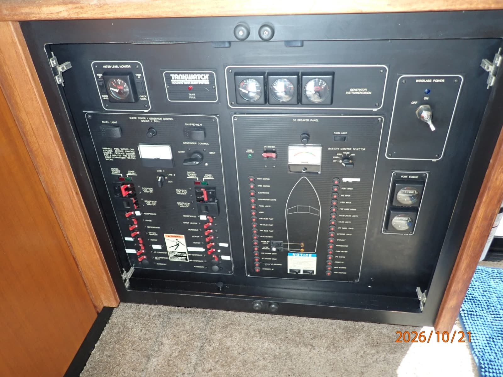 Bayliner 3988 electrical panel