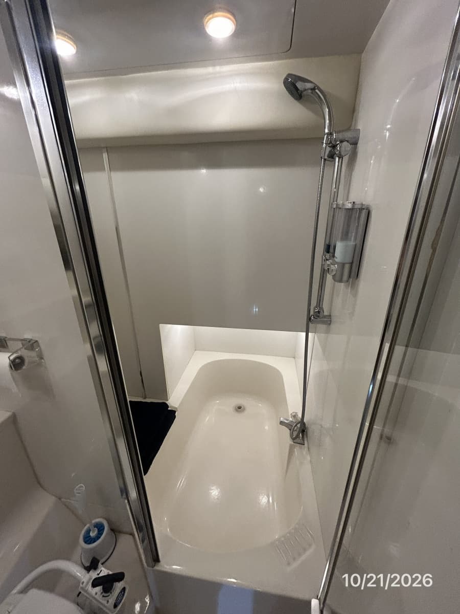Bayliner 3988 master stateroom tub-shower