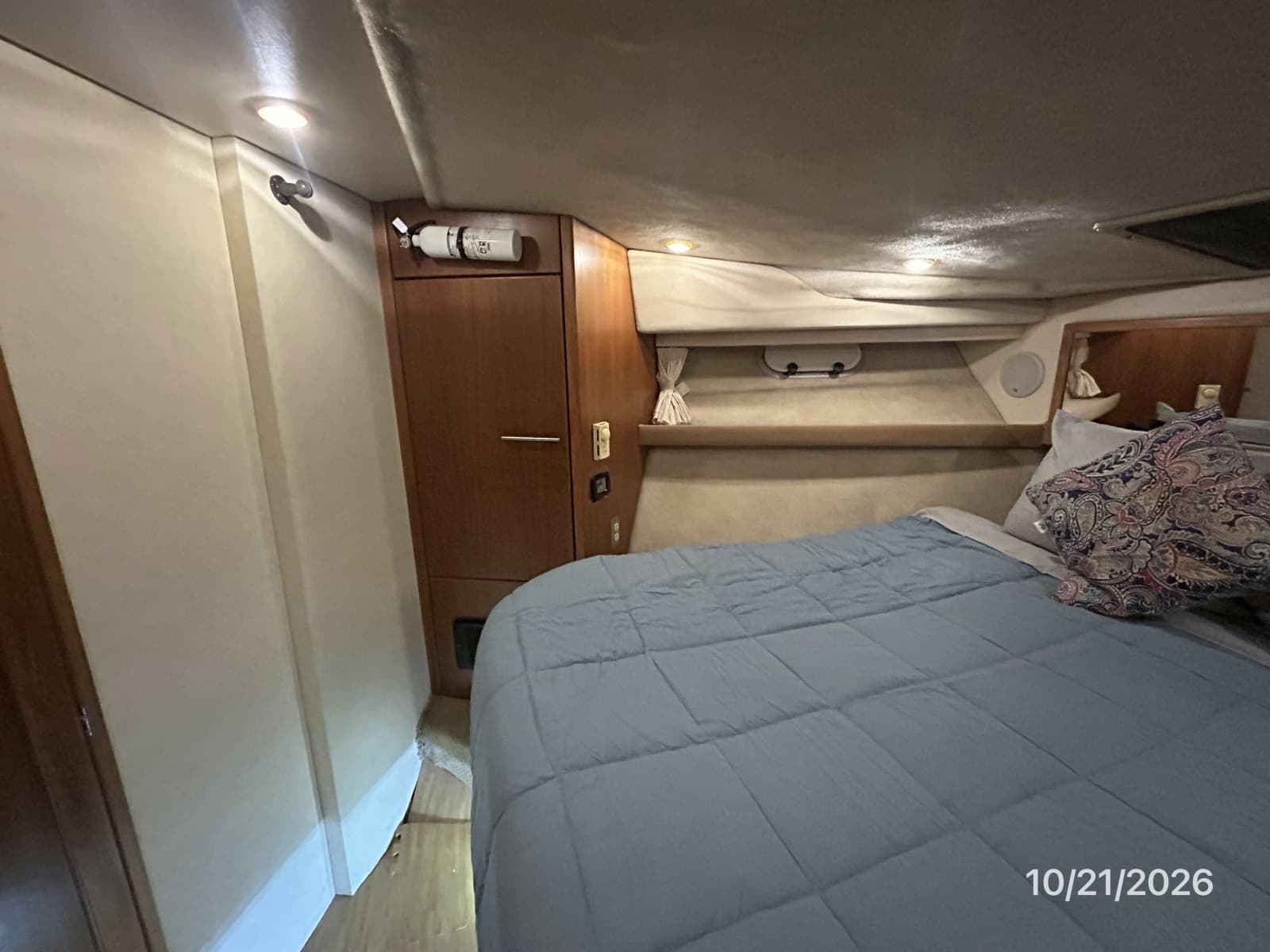 Bayliner 3988 master stateroom port