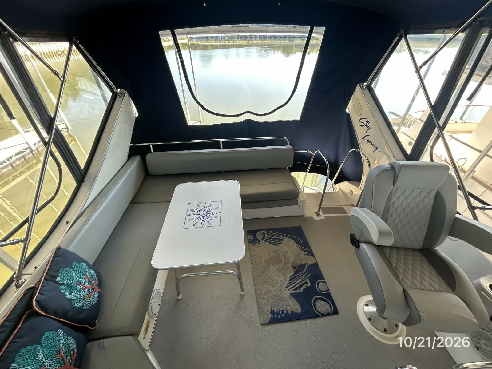 Bayliner 3988 flybridge aft