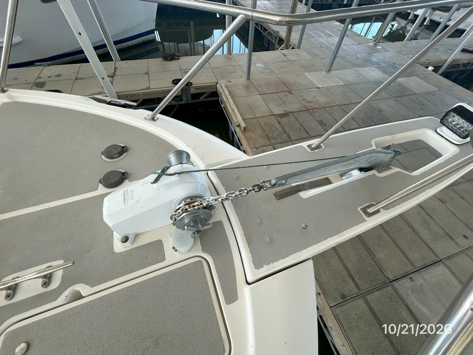 Bayliner 3988 anchor windlass1