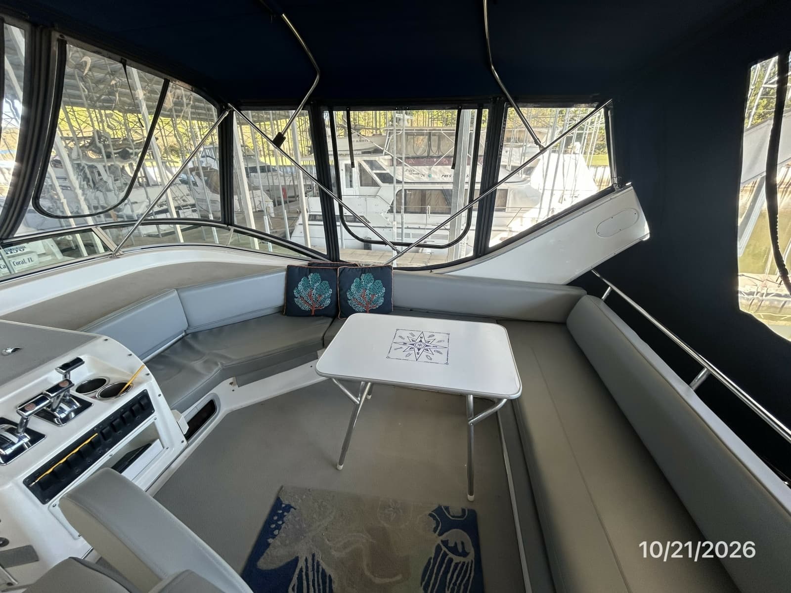 Bayliner 3988 flybridge starboard
