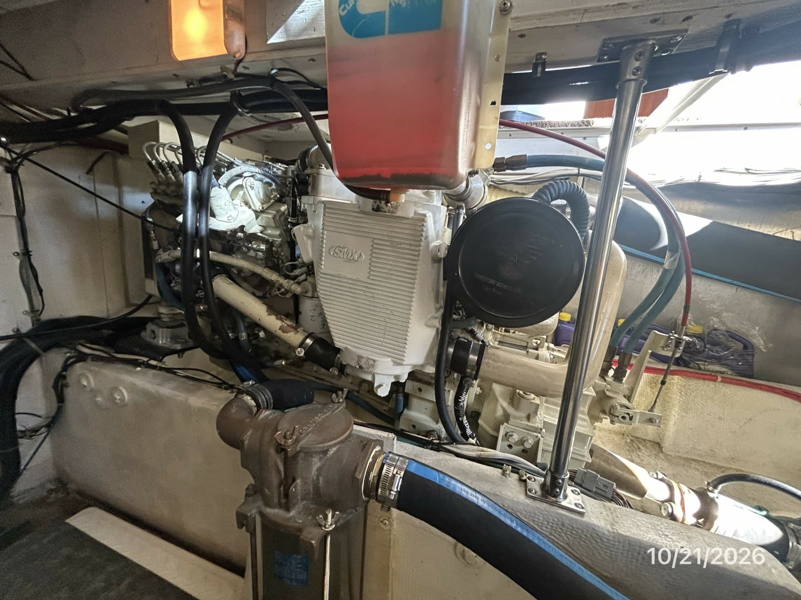 Bayliner 3988 starboard main engine