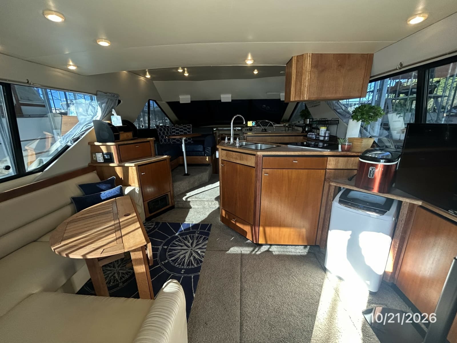 Bayliner 3988 salon forward