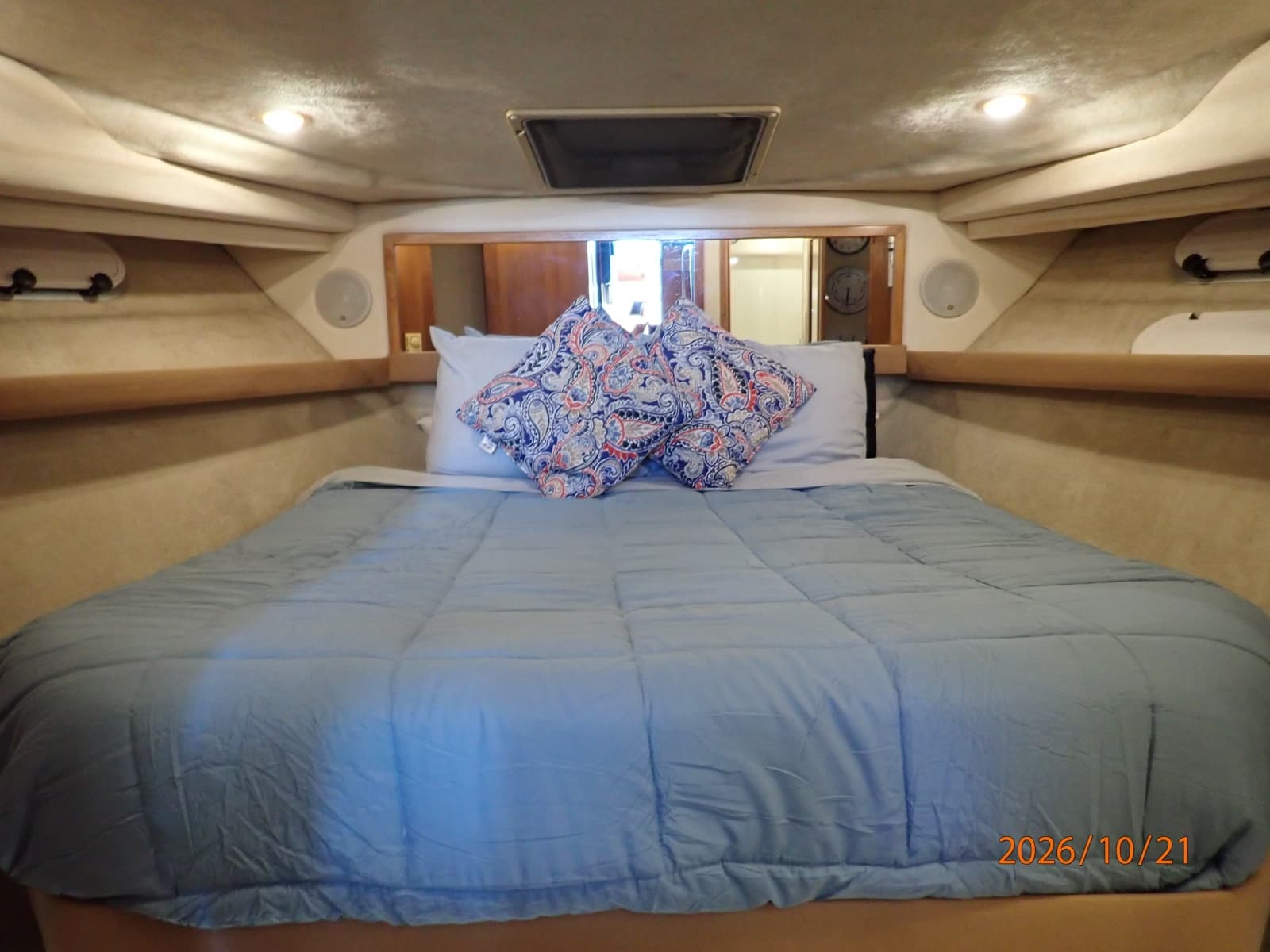 Bayliner 3988 master stateroom