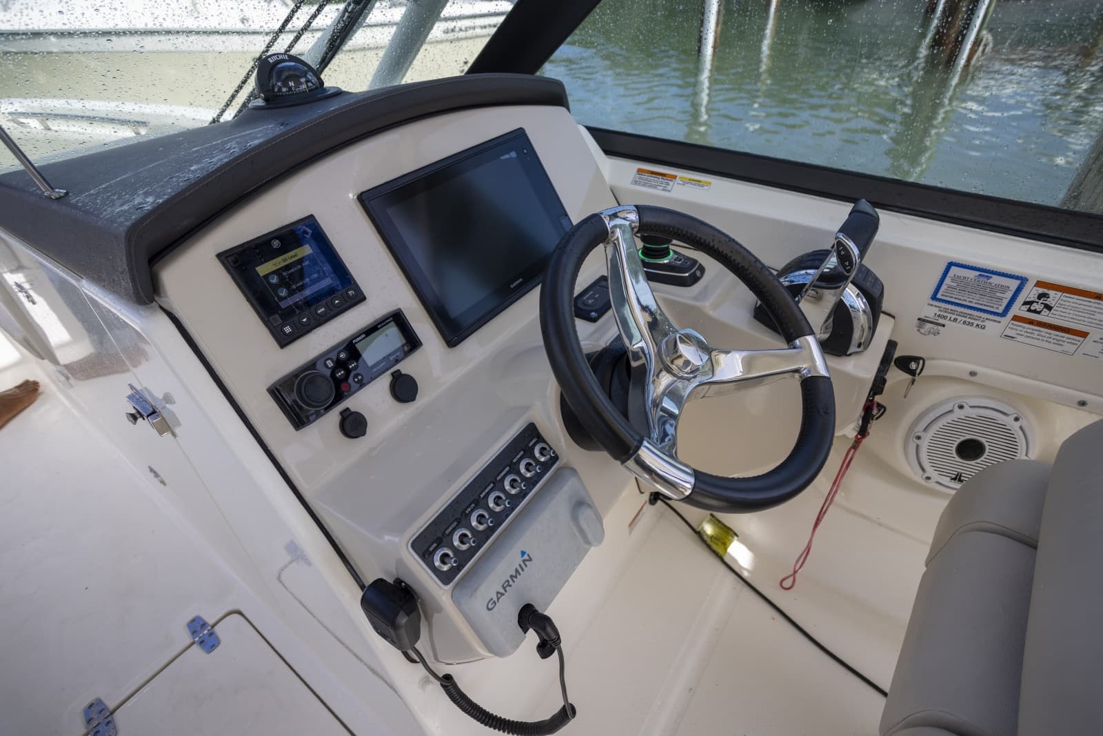 2019 Boston Whaler 270 Vantage