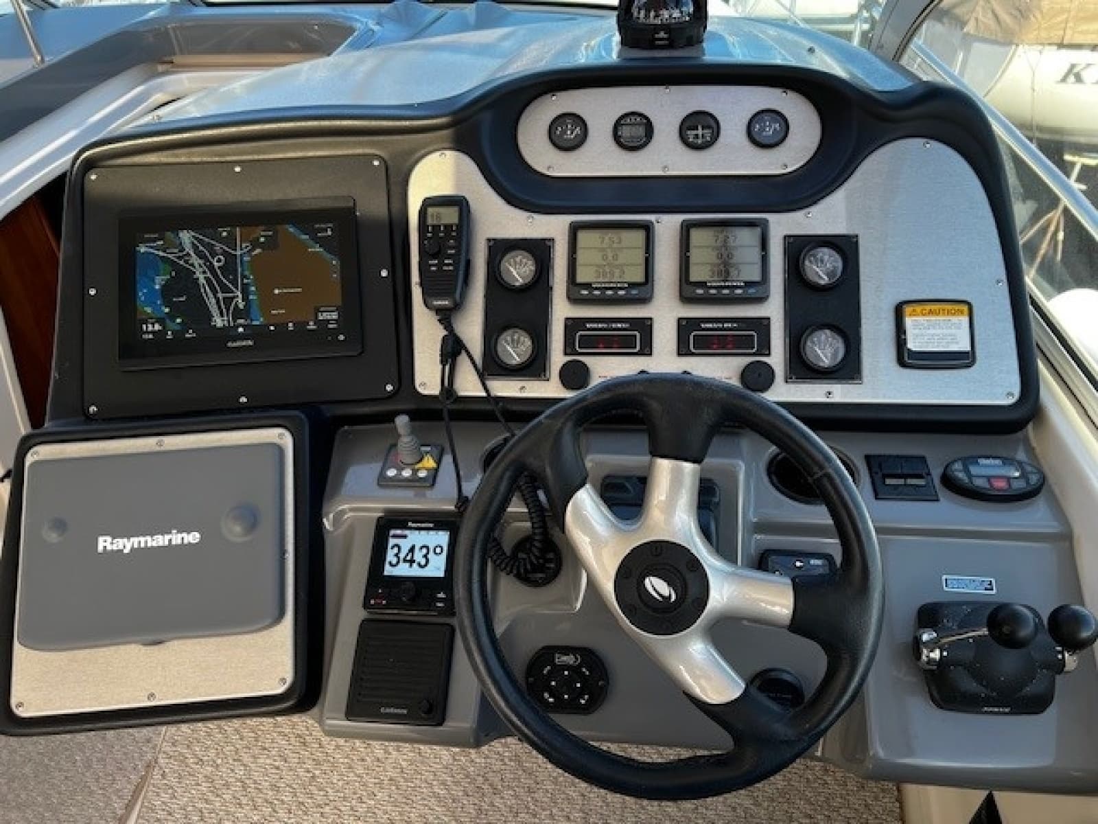 2005 Cruisers Yachts 440