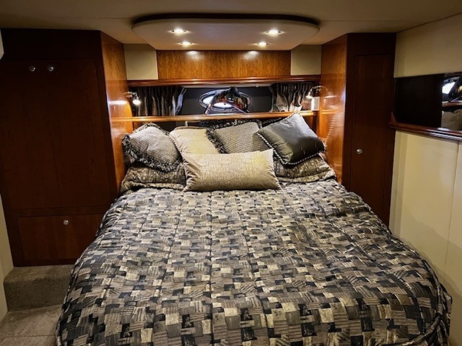 2005 Cruisers Yachts 440