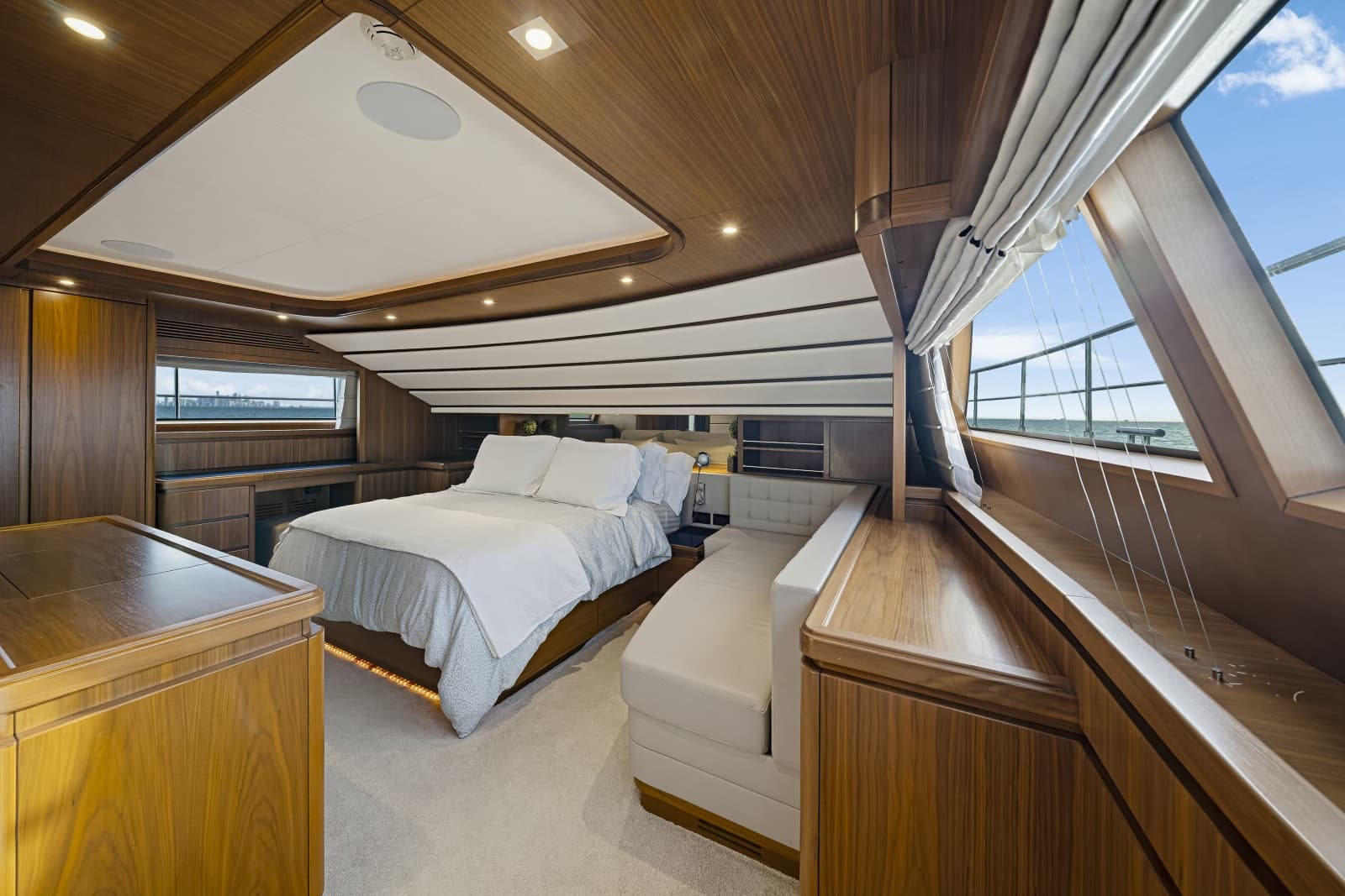 2016 Ferretti Yachts Custom Line