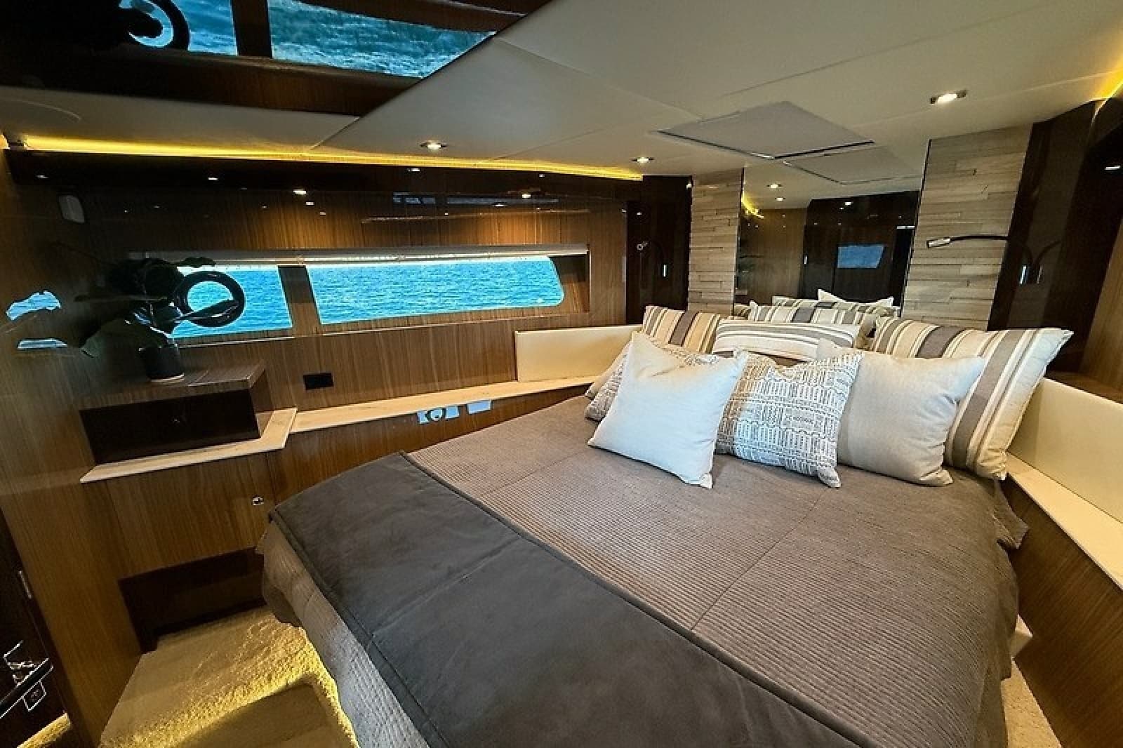 2023 Cruisers Yachts 60 Fly