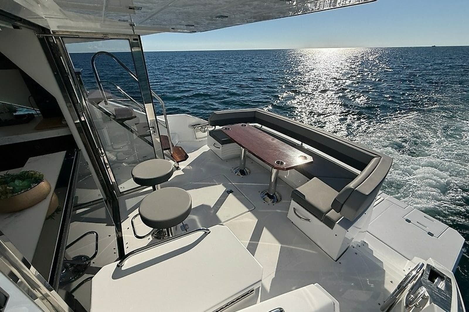 2023 Cruisers Yachts 60 Fly
