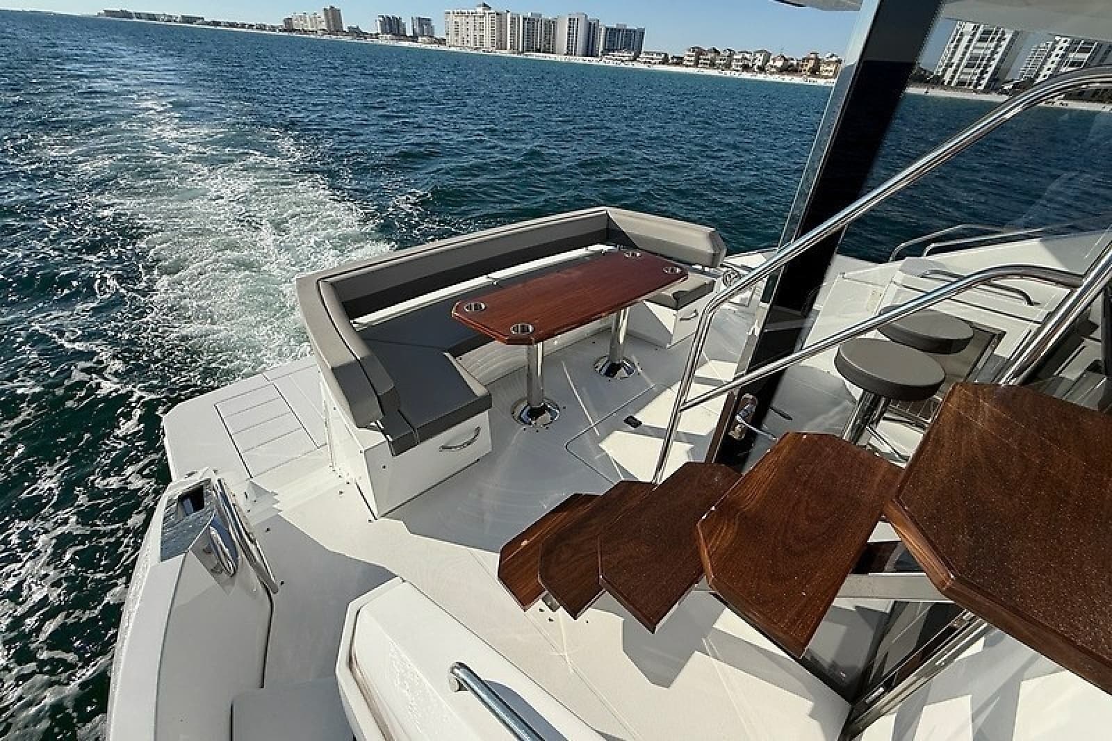 2023 Cruisers Yachts 60 Fly