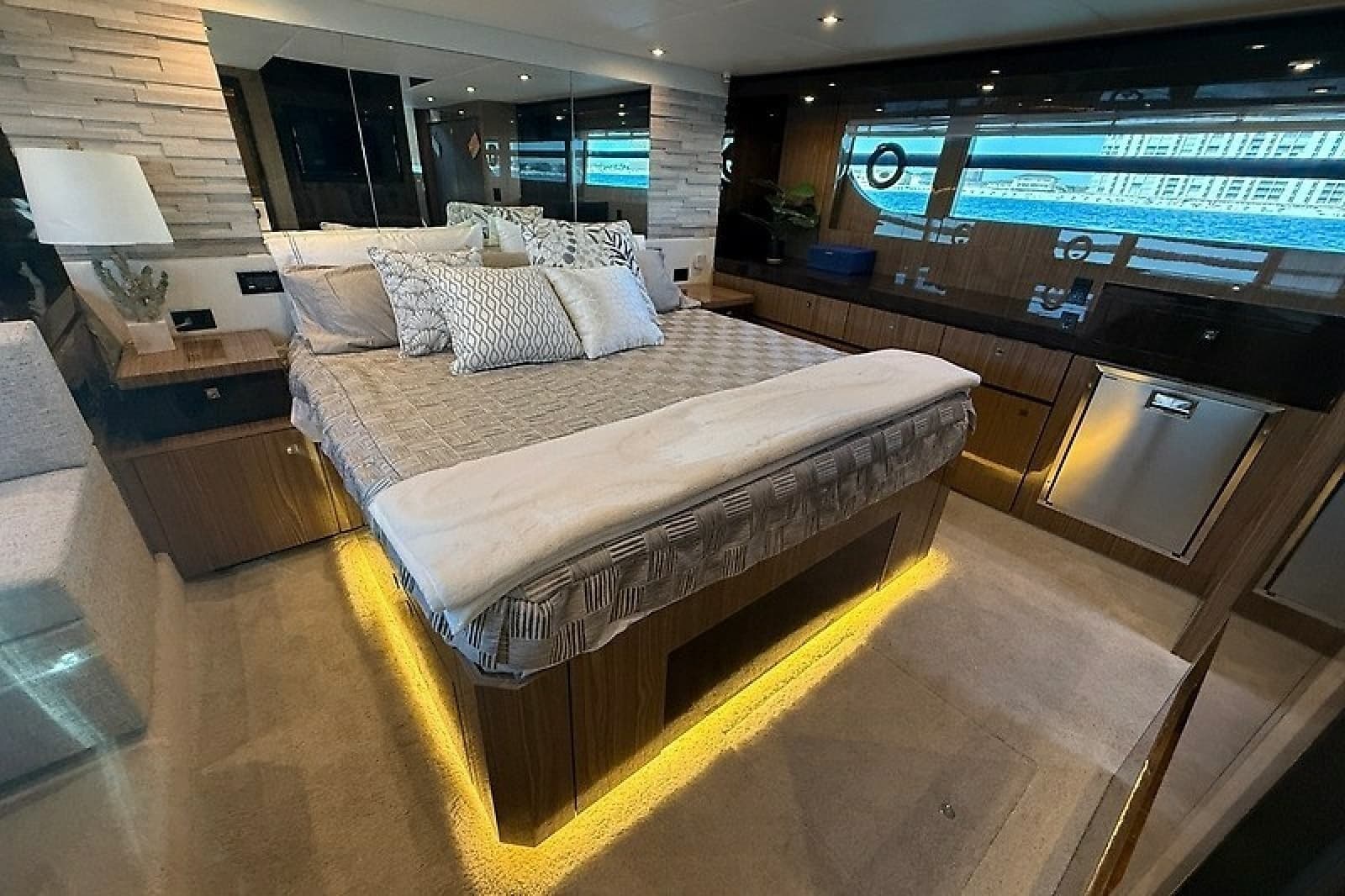 2023 Cruisers Yachts 60 Fly