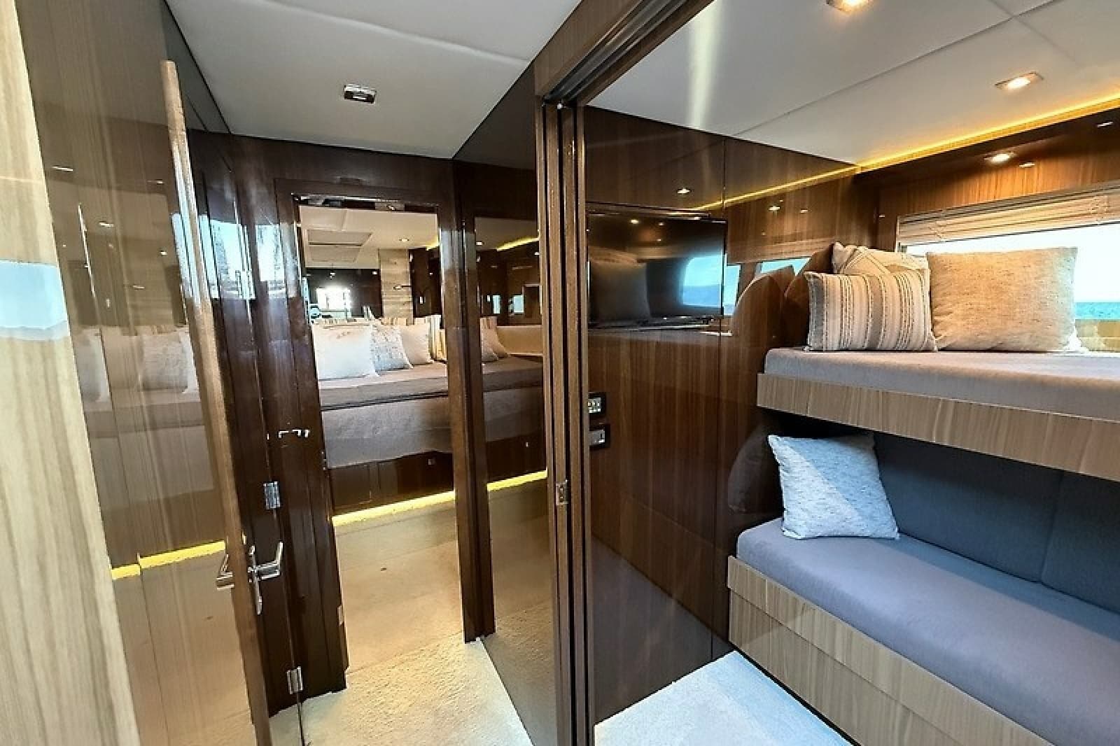 2023 Cruisers Yachts 60 Fly