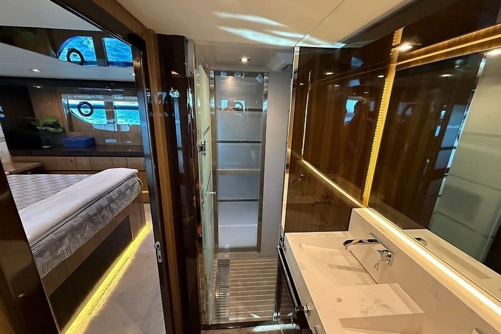 2023 Cruisers Yachts 60 Fly