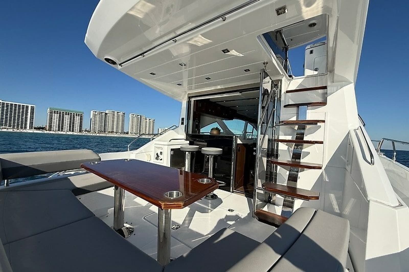 2023 Cruisers Yachts 60 Fly