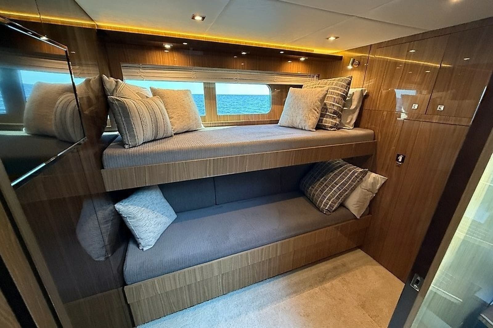 2023 Cruisers Yachts 60 Fly