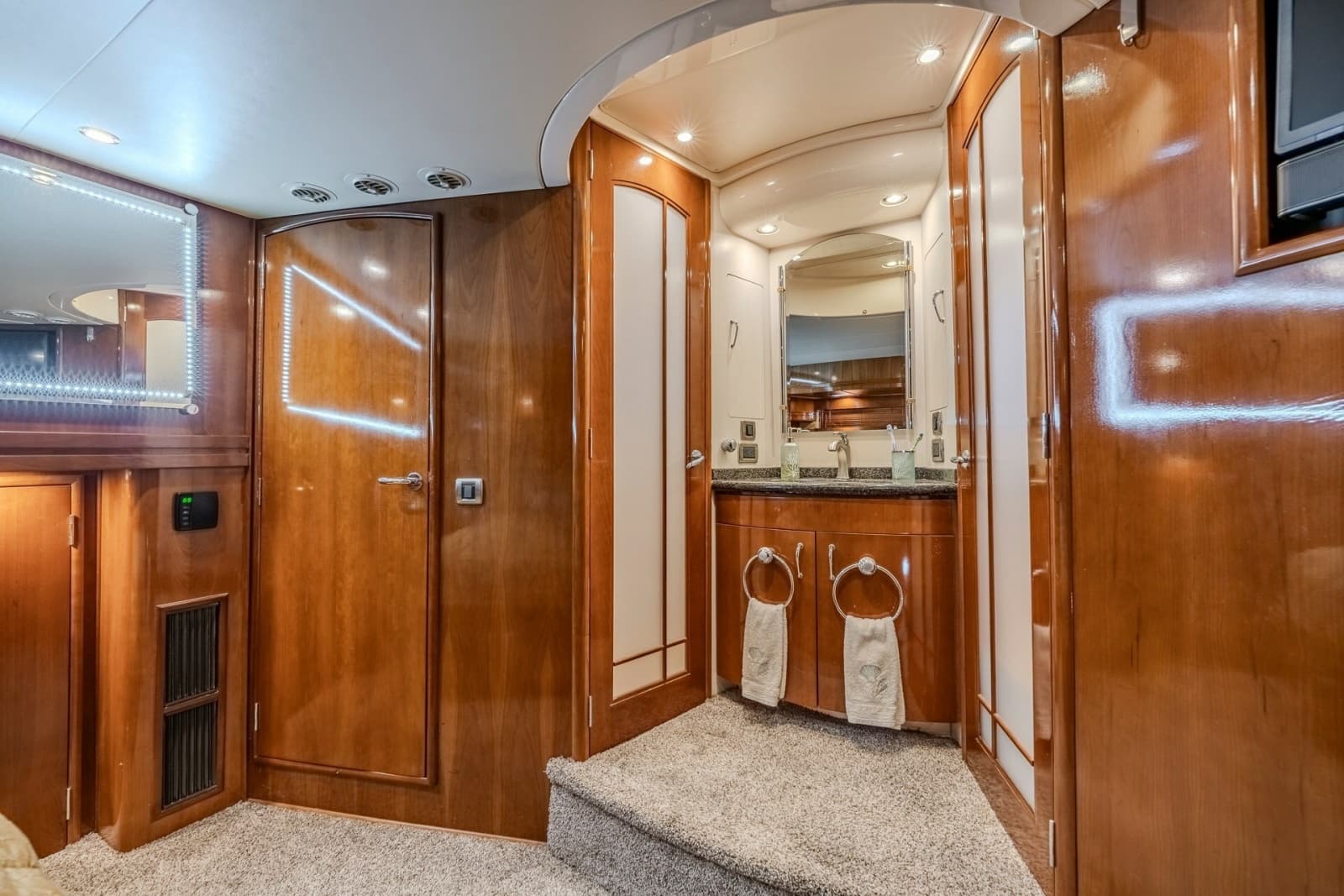 2006 Carver 56 Voyager