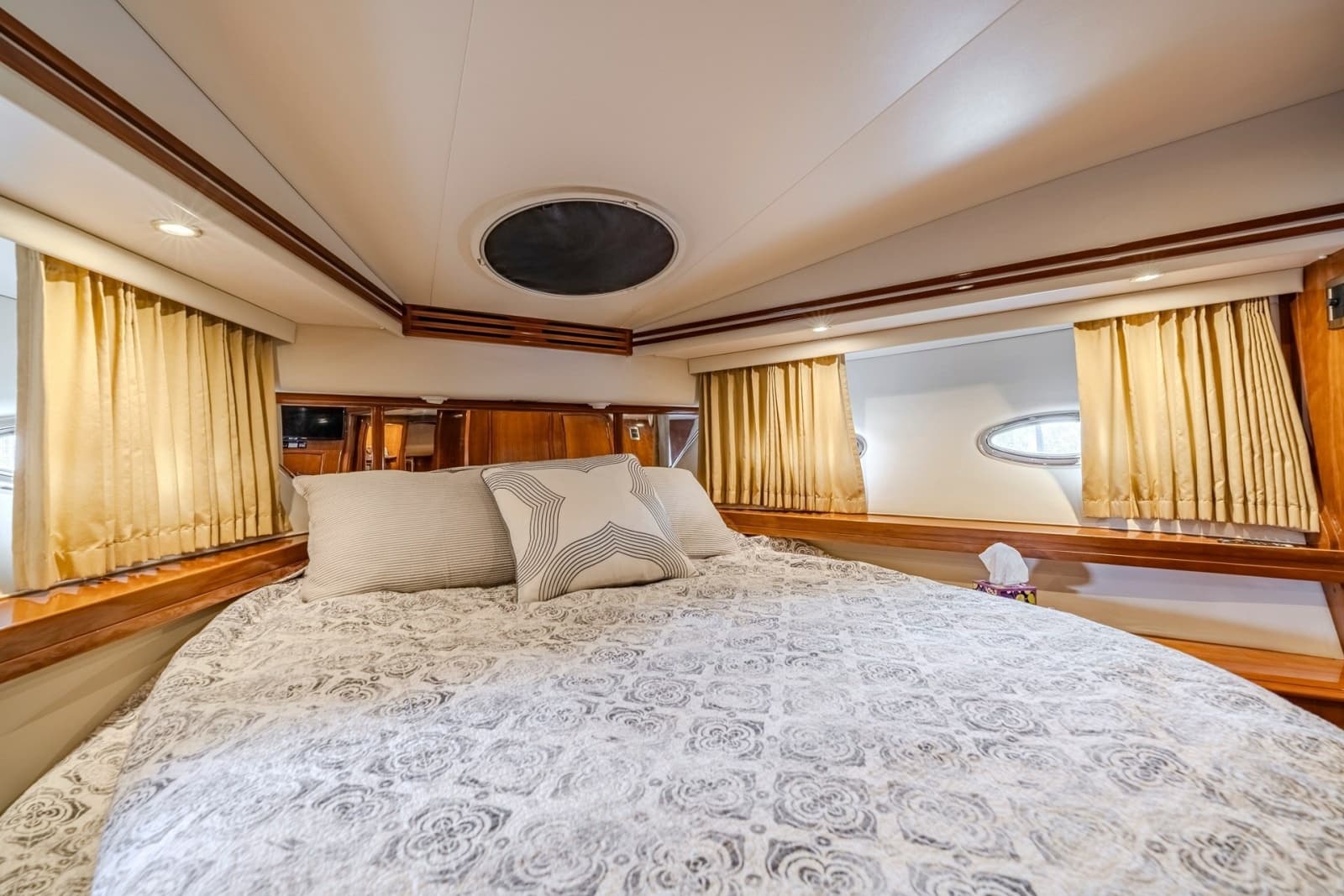 2006 Carver 56 Voyager