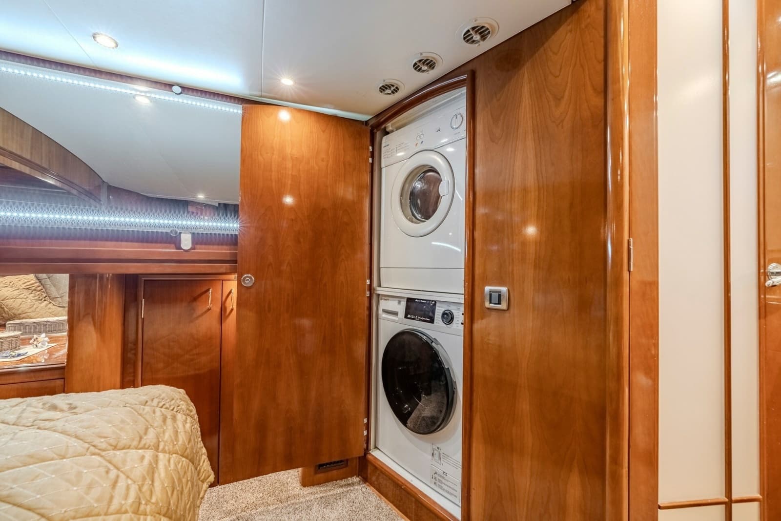 2006 Carver 56 Voyager