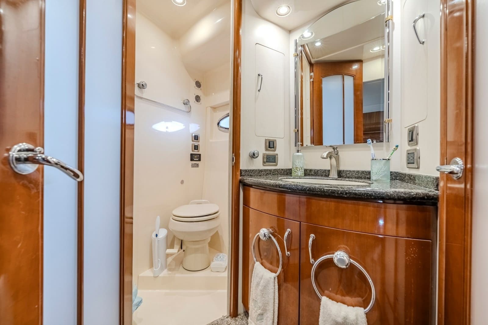 2006 Carver 56 Voyager