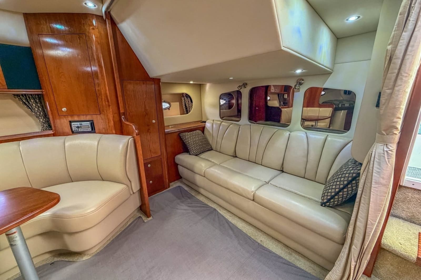 2005 Cruisers Yachts 370 Express