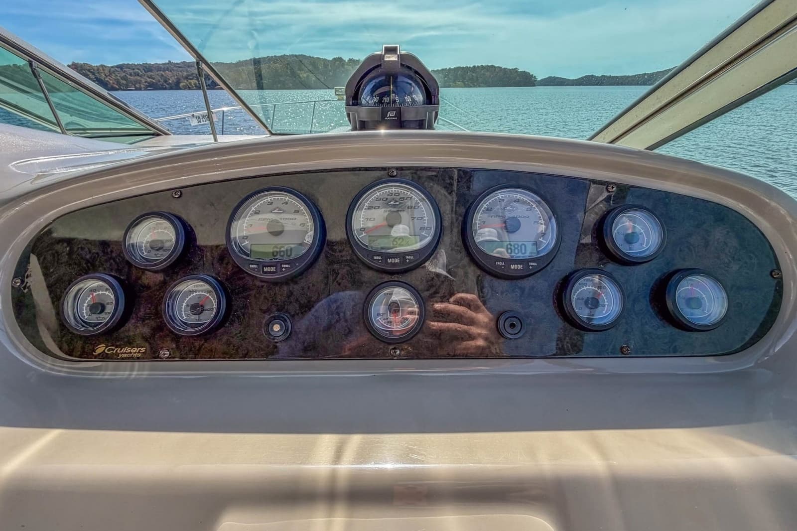 2005 Cruisers Yachts 370 Express
