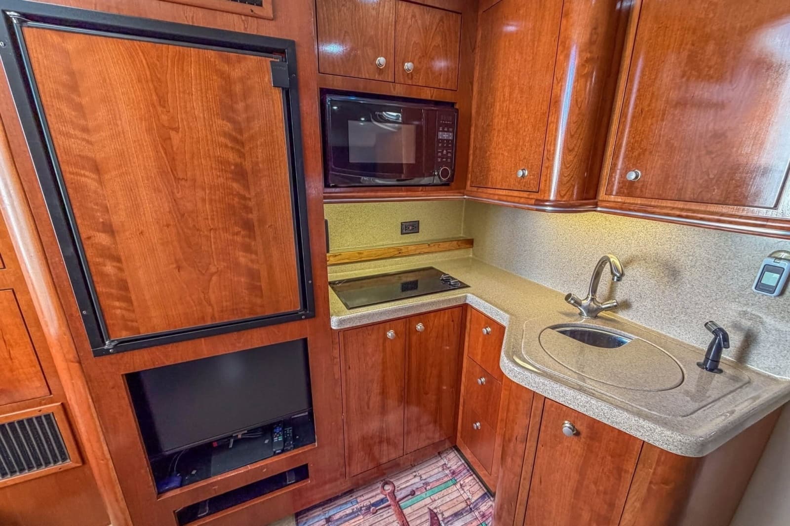 2005 Cruisers Yachts 370 Express