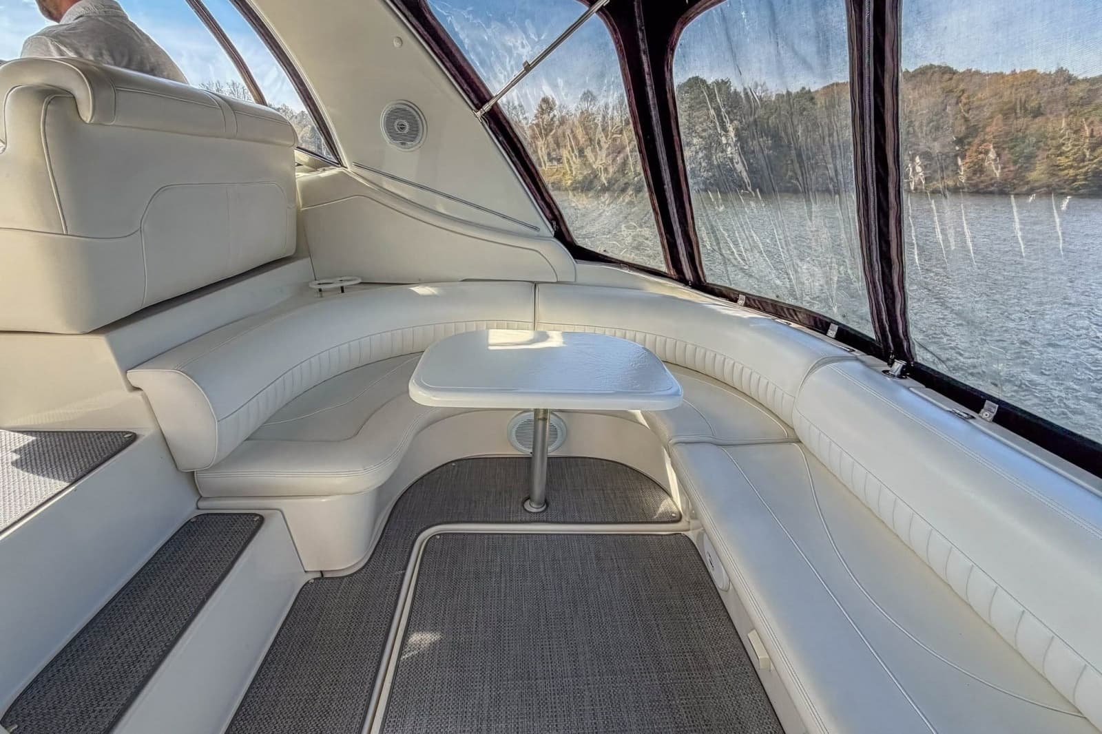 2005 Cruisers Yachts 370 Express