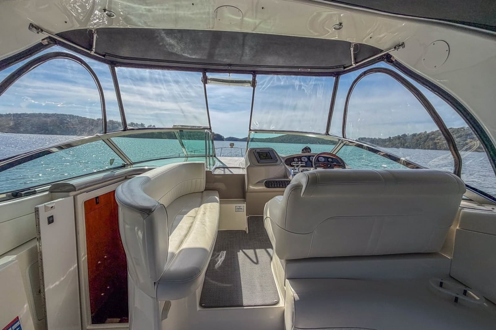 2005 Cruisers Yachts 370 Express