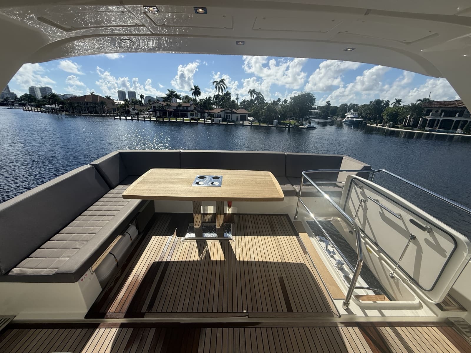 2018 Prestige 680 Flybridge
