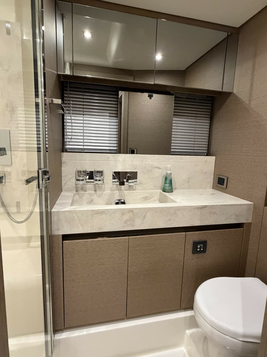 2018 Prestige 680 Flybridge