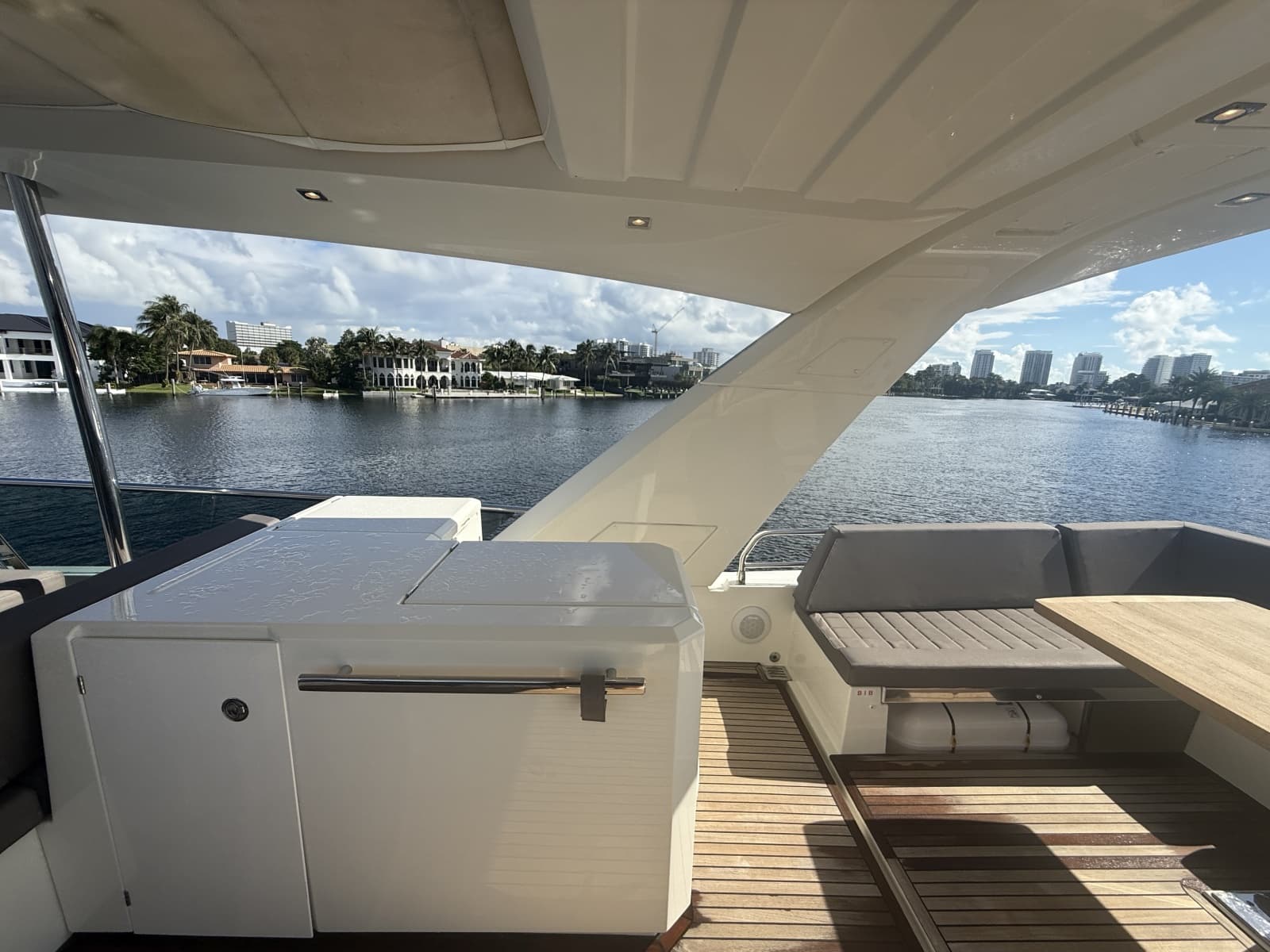 2018 Prestige 680 Flybridge