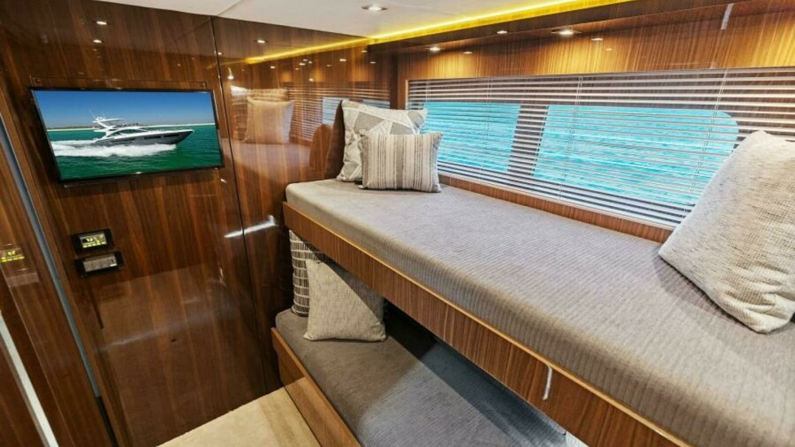2023 Cruisers Yachts 60 Cantius Fly- Guest Stateroom