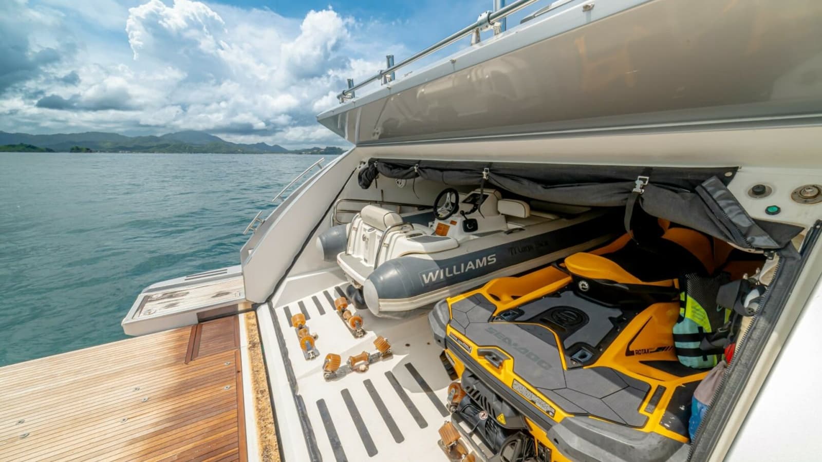 2017 Azimut 77 "Carpe Diem"