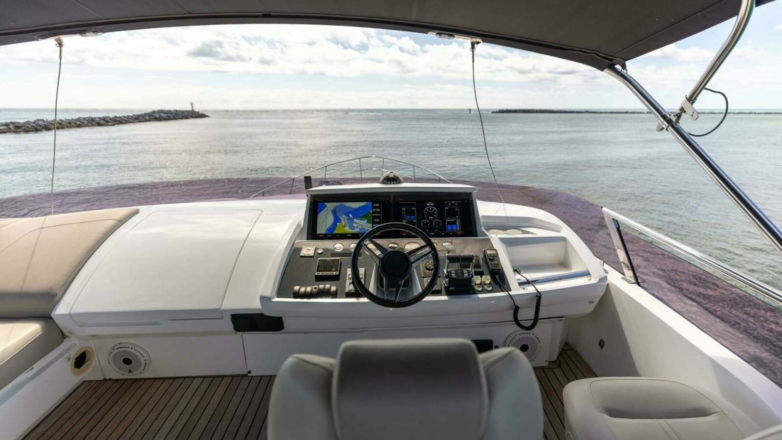 2019 Princess S65-CREWSZING- Flybridge Helm