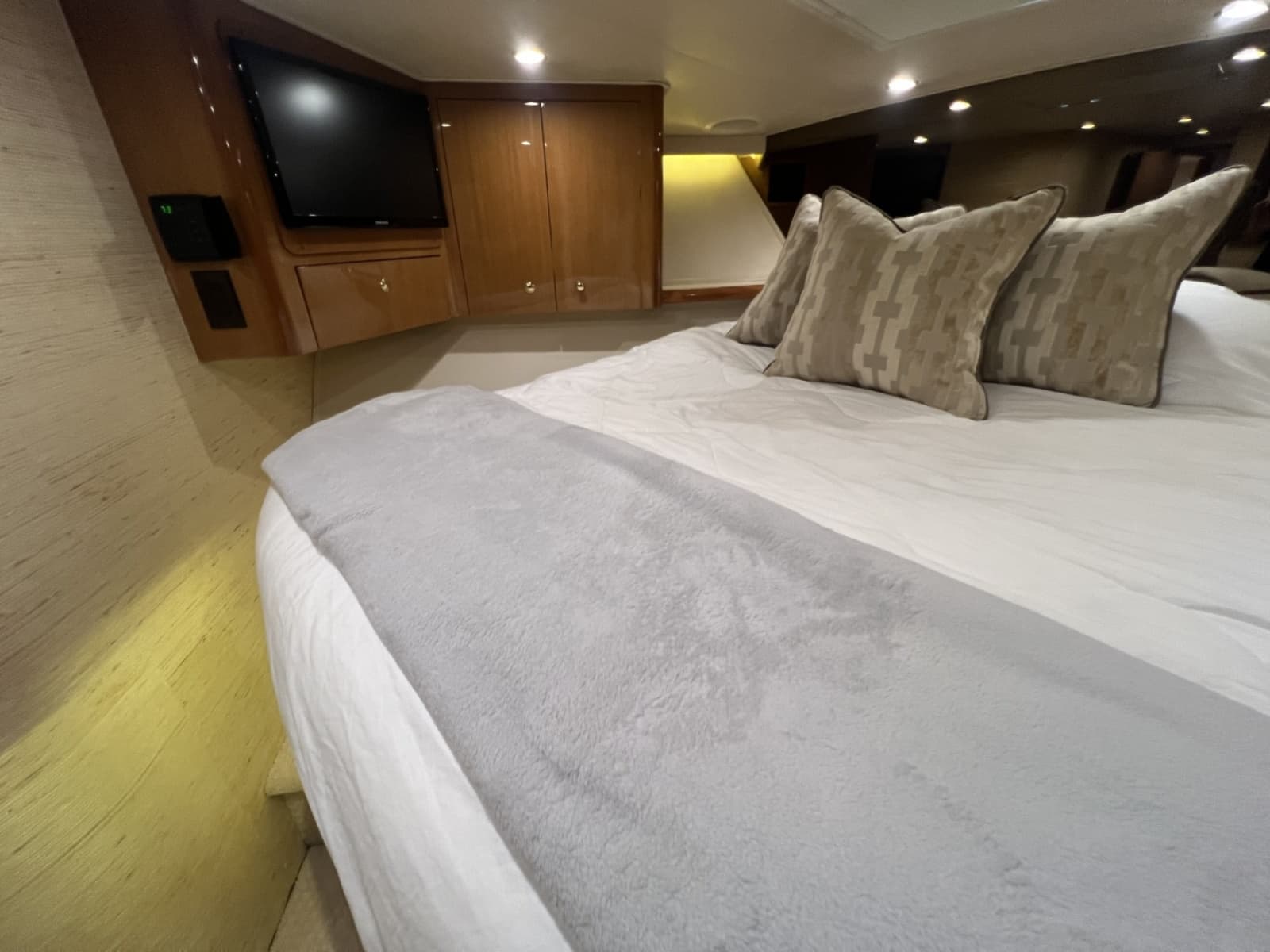 Viking 52 LET IT RAIN - VIP Stateroom