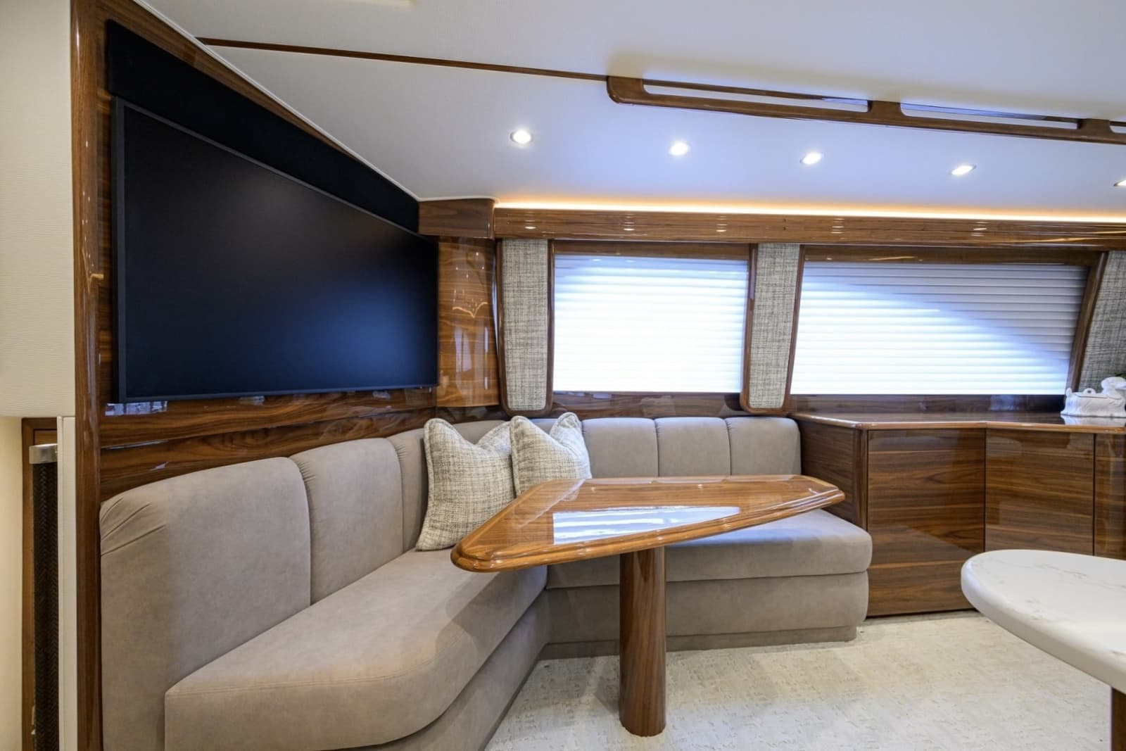 Viking 54 - Dog House - Dinette