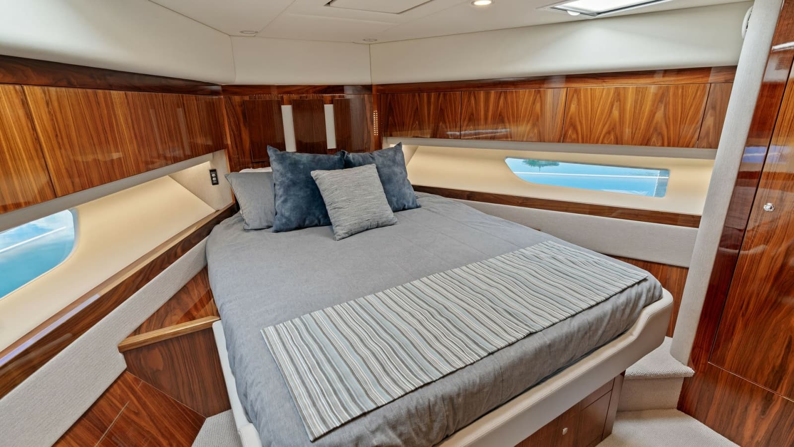 Luxurious Forward Stateroom