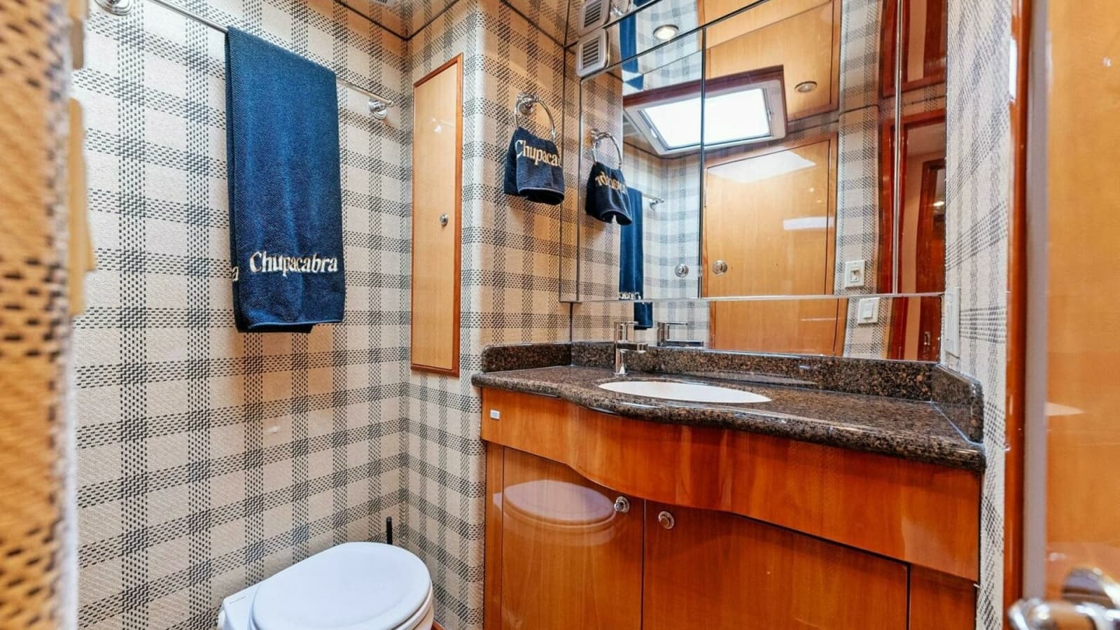 Elegant Guest Head with Vanity