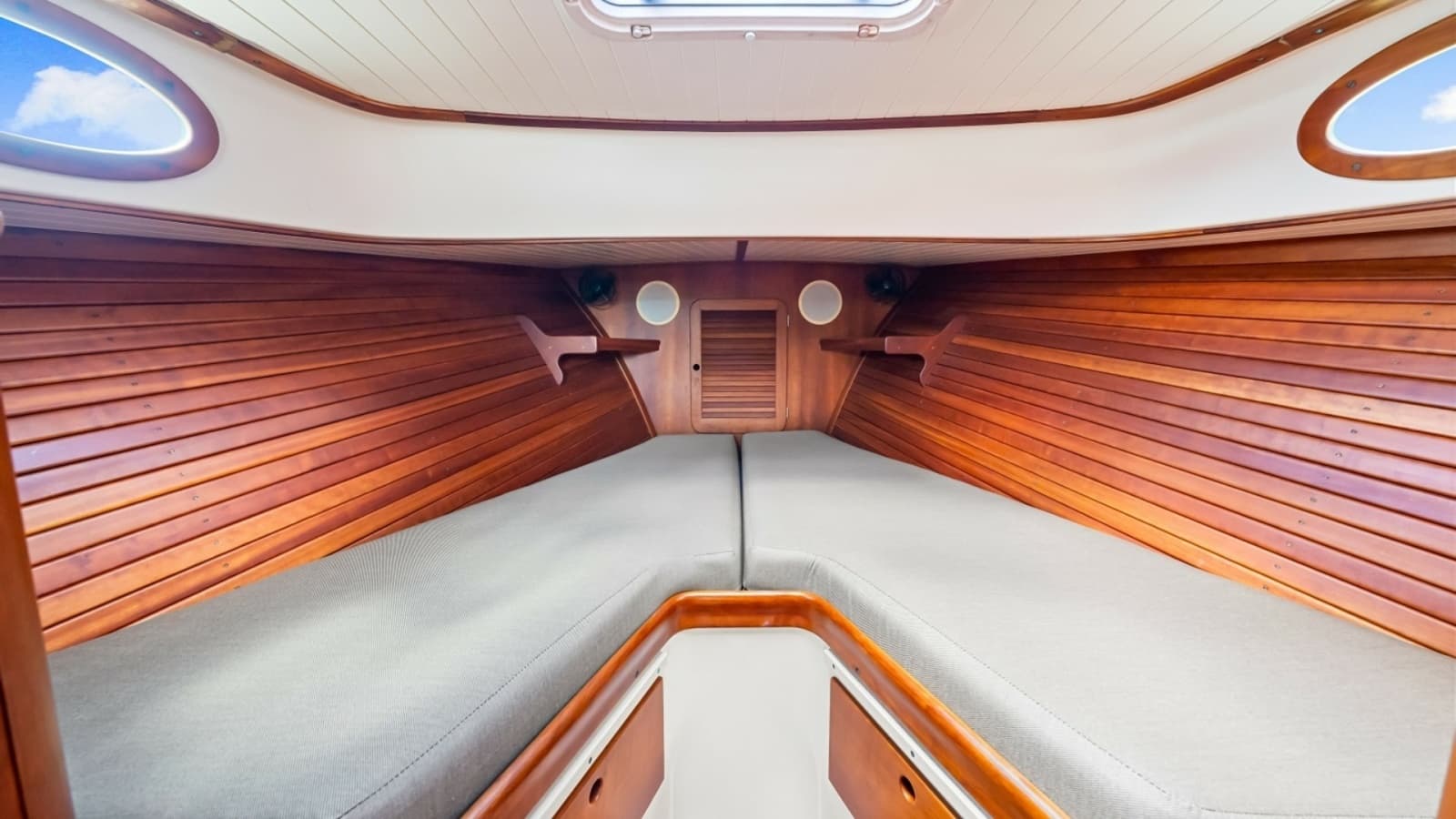 1998 36 Hinckley Picnic Boat Stateroom